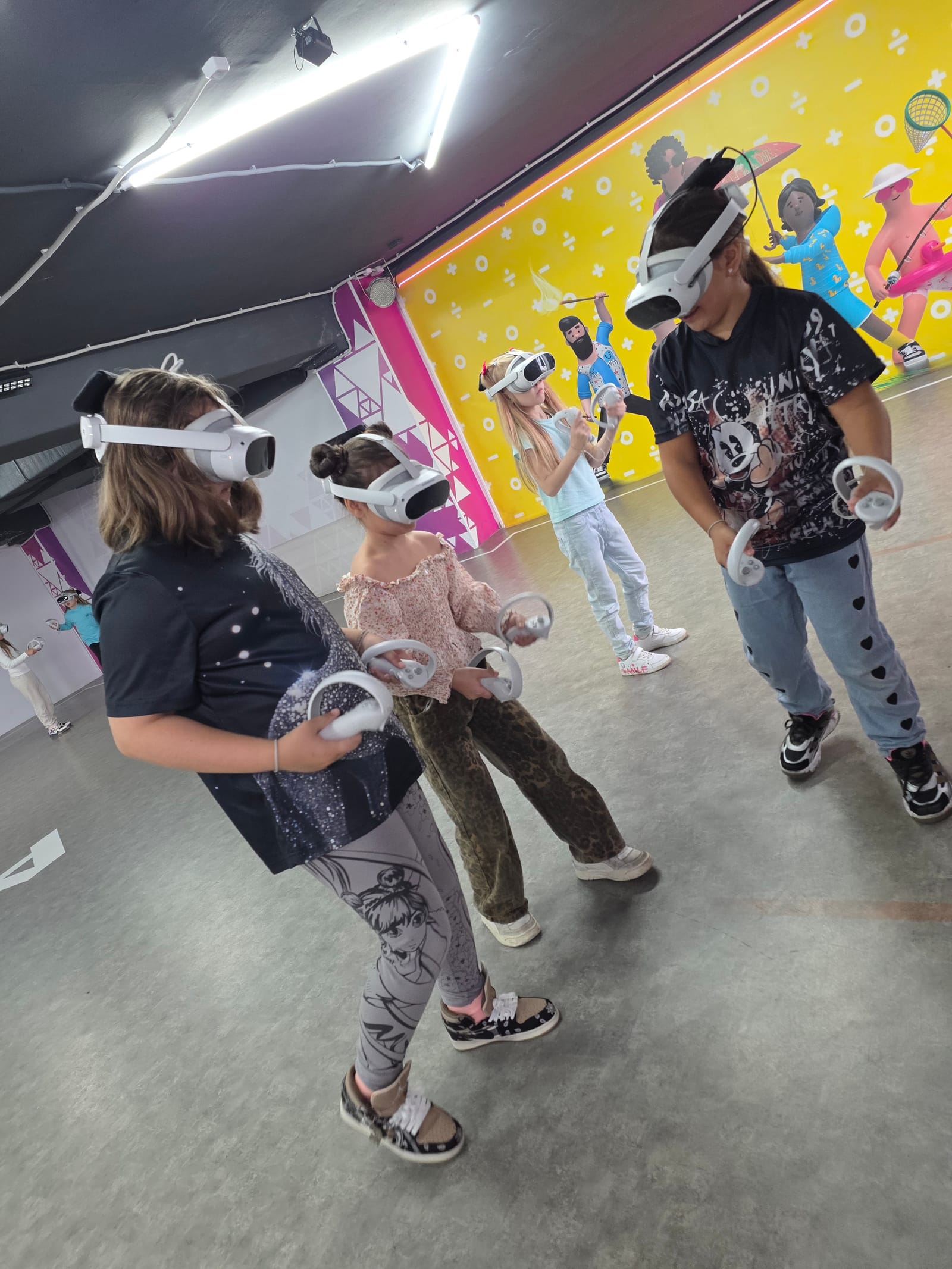 Дети играют в командную VR-игру Avatar Party 2 во Владимире